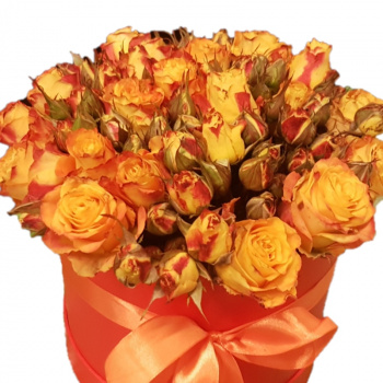 Букет из оранжевых роз в коробке.
